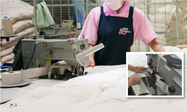 ベッドパッドや敷布団、肌掛け布団の周囲をミシン加工して仕上げます。プリンス（日本製）とアドラー（ドイツ製）ヘム巻きミシンを使用します。余分な部分をカットしながらバイアステープを巻いていくので、熟練した技術が必要となります。