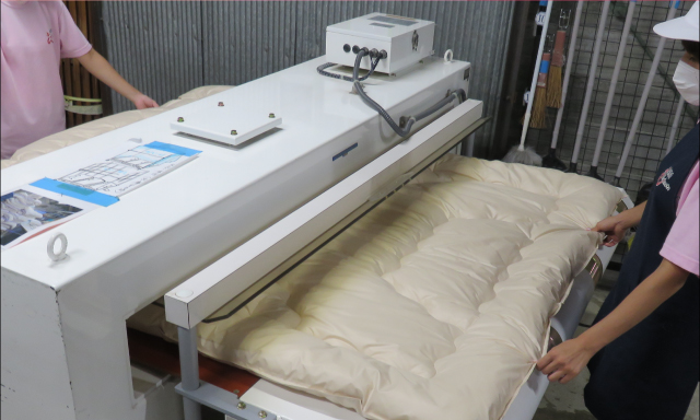金属が混入していないか、検針機で調べます。その後、熟練したスタッフの目と手で厳しくチェックを行います。