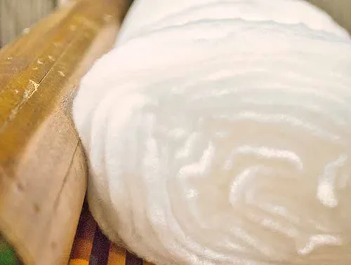 当店は日本でも少数の製綿機械を使い、ふんわりとした打ち綿を製綿しています。